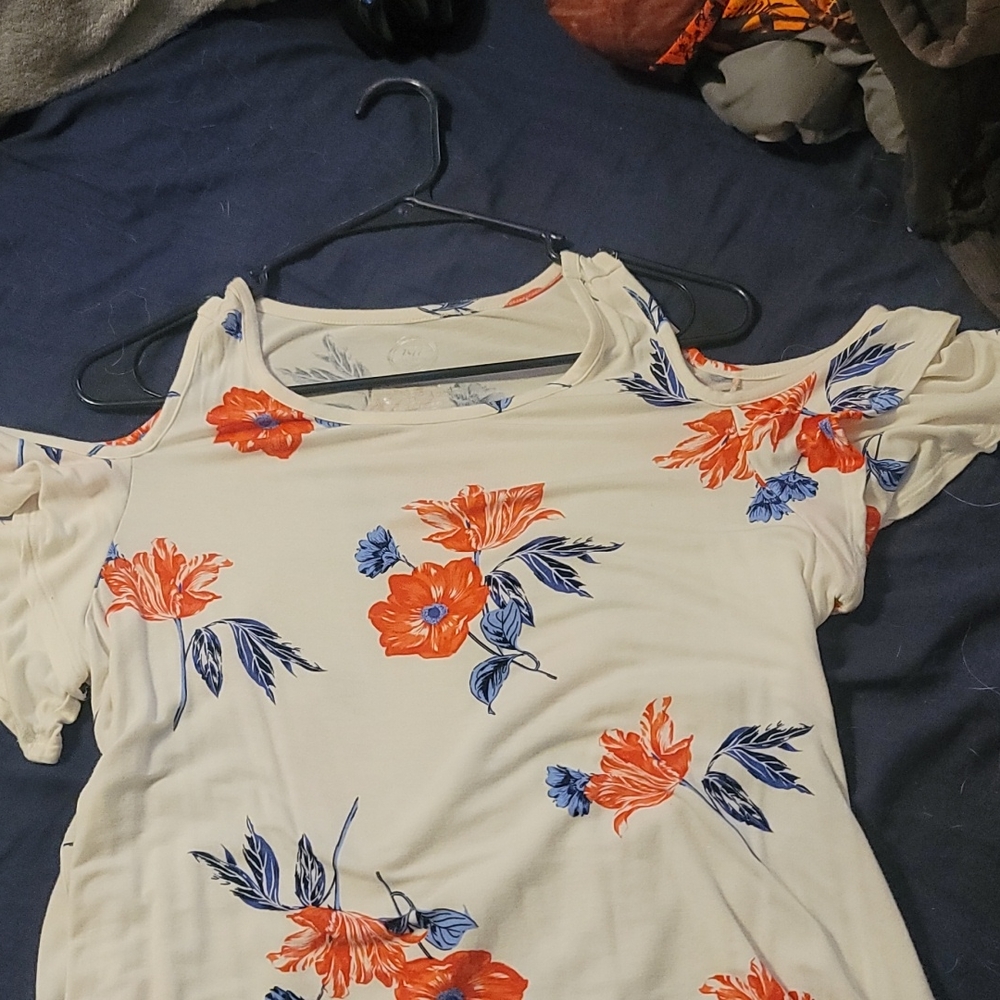 a white and flower print, flow super nice on the body it's a size large